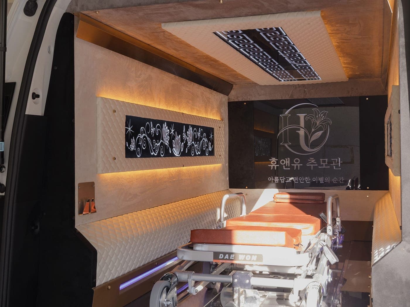 고급스럽게 꾸민 운구 차량 내부